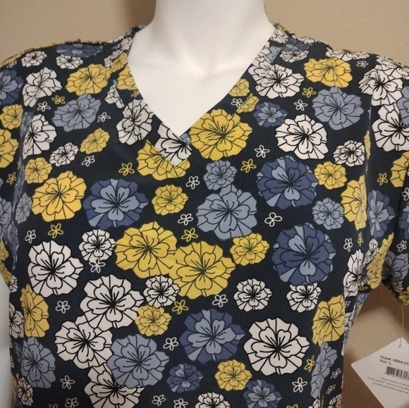 JDS Uniforms Blue Floral Nurse Top - Picture 2 of 6